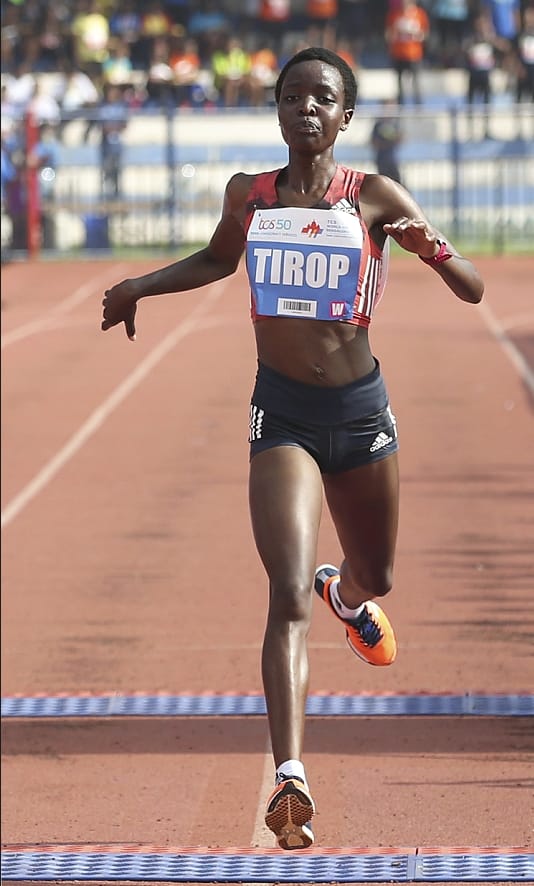 圖為肯尼亞運動員 Agnes Tirop 於 2018 在印度班加羅爾舉行的女子賽跑衝過終點線。(資料照) 圖：達志影像/美聯社