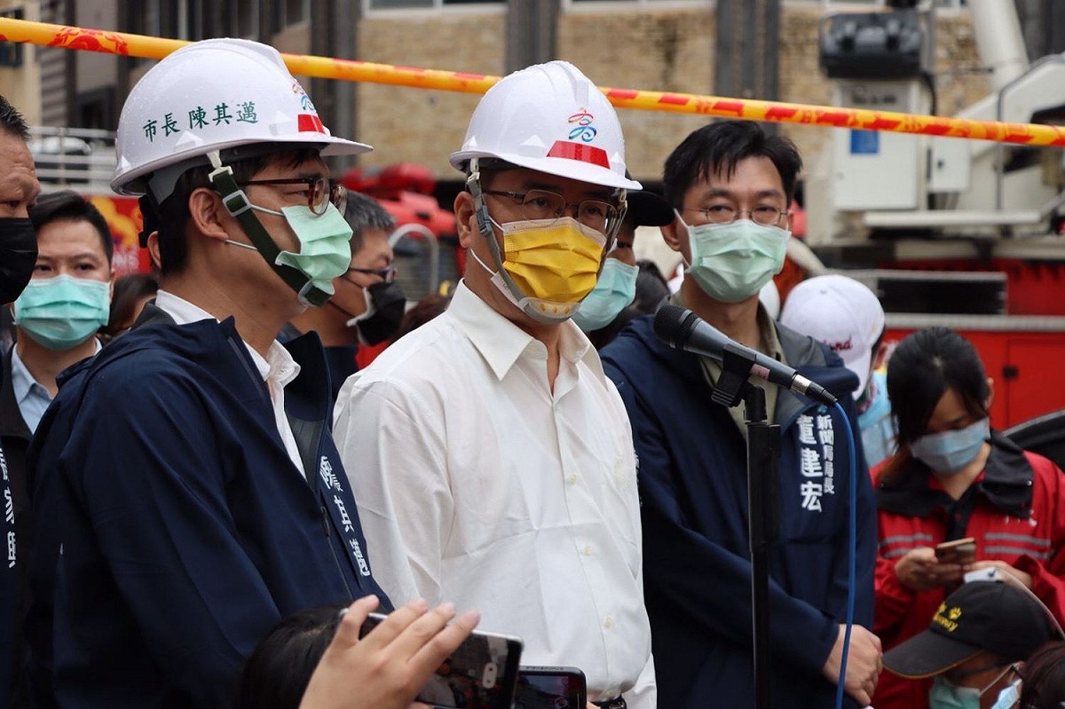內政部長徐國勇（中）、高雄市長陳其邁（左）趕往現場。 圖：高雄市政府提供