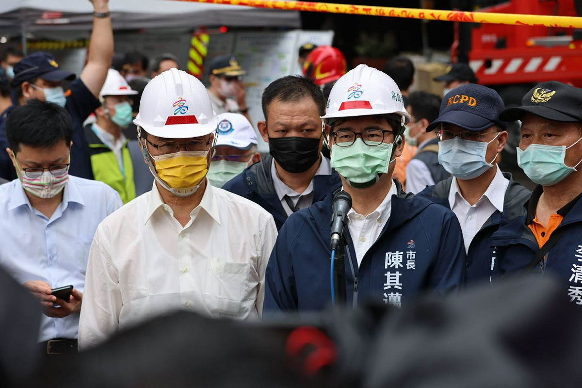 高市消防局長李清秀(右)表示死亡人數可能會破30。（內政部長徐國勇/左、高雄市長陳其邁前往現場/右） 圖：高雄市政府提供