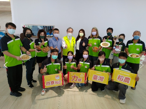 在農糧署長胡忠一(後排左五)見證下，由枋寮11個品牌聯合成立的枋寮940通過「支持臺灣稻農決議文」，更聯合推薦源自枋寮的在地稻農品牌「禾興農場」。 圖/枋寮940
