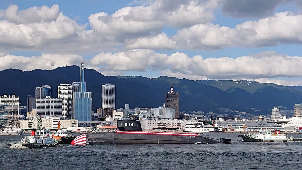 日本「大鯨級」潛艦「白鯨號(SS-514)」下水典禮後在神戶港移動。 圖：翻攝 moo's推特