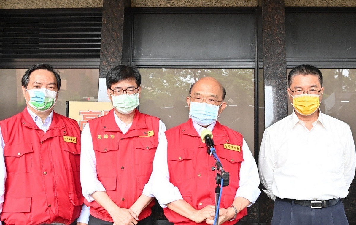 行政院長蘇貞昌今(14)日到高雄醫學大學慰問城中城社區傷患前受訪。 圖：行政院提供（資料照片）
