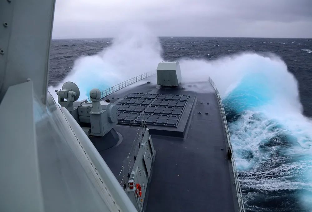 參加中俄「海上聯合-2021」演習的中國海軍南昌艦在日本海行駛。 圖：翻攝自環球網