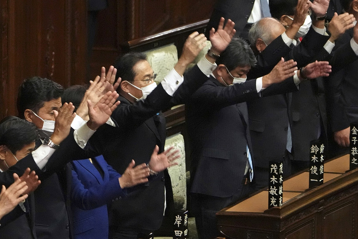 日本眾議院今解散，眾議院議員在離職的同時舉起雙臂高喊三聲「萬歲！萬歲！萬歲！」。 圖 : 達志影像 / 美聯社