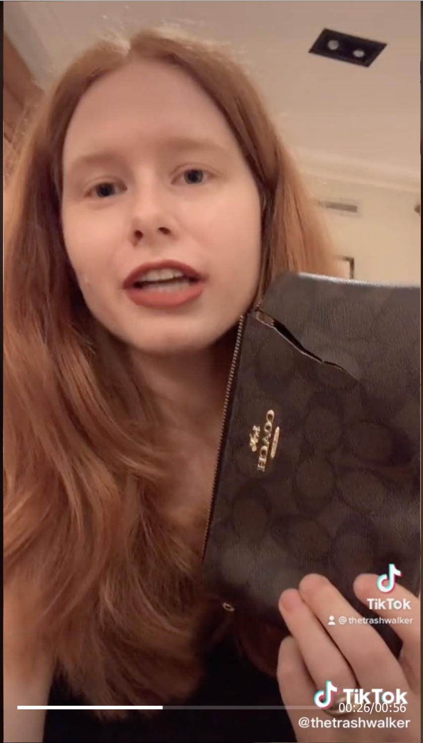 TikTok 用戶安娜·薩克斯 (Anna Sacks) 拍攝了自己拆箱的疑似庫存 Coach 產品，但這些產品都已損害了無法使用。 圖：擷取自@thetrashwalker TikTok