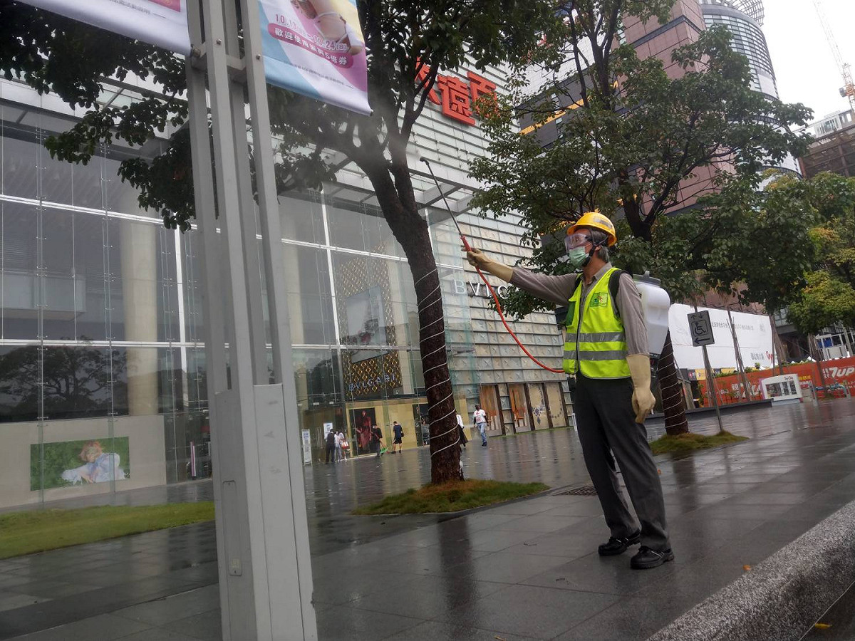 環保局人員在台中大遠百周邊進行清消。 台中市政府/提供