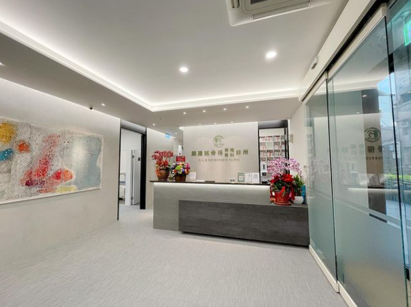 趙建銘於台南市中西區開設骨科診所。不過今天趙建銘不在自家診所看診，而是在麻豆新樓醫院看診。 圖：擷取自骨得脊椎骨科診所IG