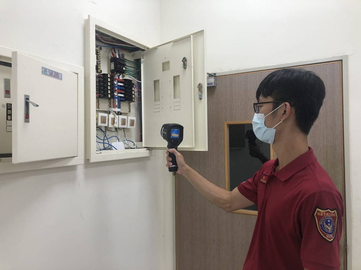 消防人員用熱顯像儀協助民眾掃描高風險電路。 圖：桃園市政府消防局／提供