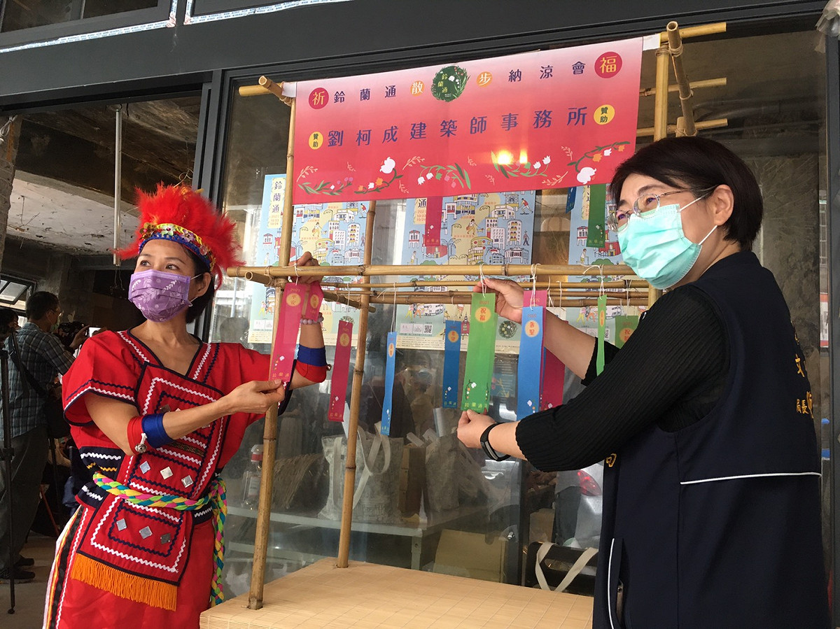 活動期間民眾只要在合作店家消費，即可獲得祈福彩帶一只，可將心願繫上街角的祈福車，象徵為未來及眾人祝福。 圖：主辦單位提供