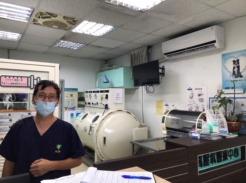醫師全程配戴口罩為動物看診。 圖：新北市動保處提供