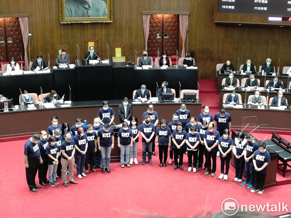 國民黨團為城中城大火默哀。 圖：黃建豪／攝