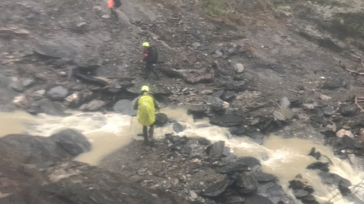 屏東縣霧台鄉大鬼湖附近發生登山客墜谷意外，搜救人員前往現場救援。 圖:民眾提供