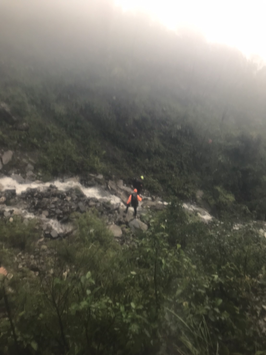 屏東縣霧台鄉大鬼湖附近發生登山客墜谷意外，目前已將傷者送往醫院。 圖:民眾提供