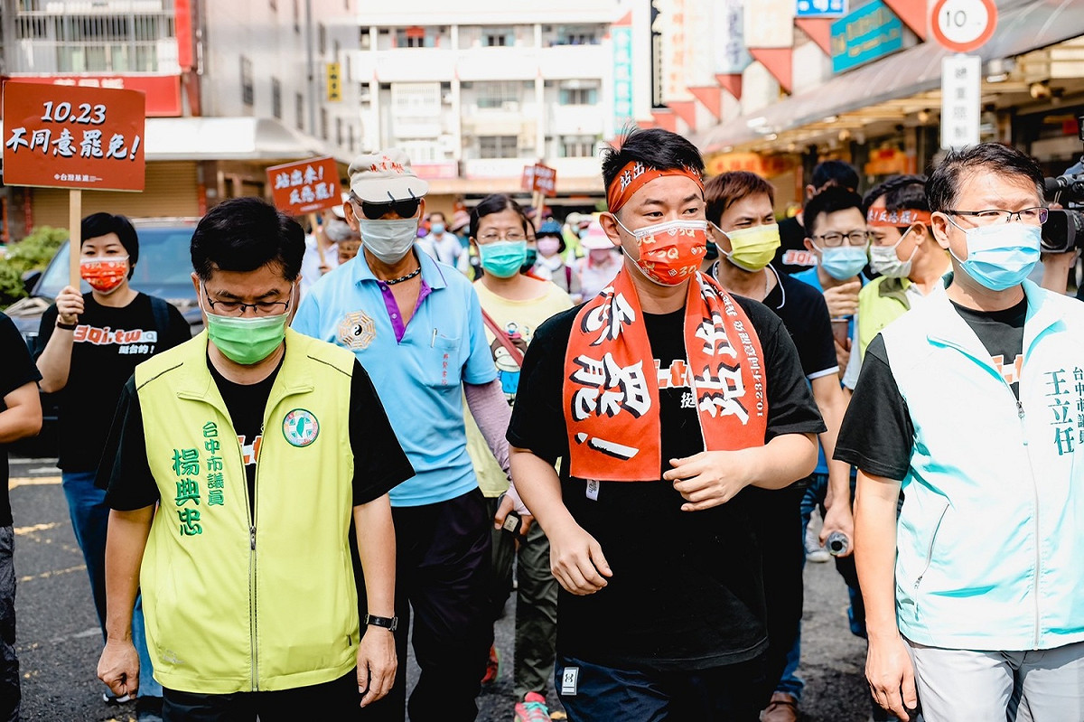 陳柏惟由台中市議員王立任、楊典忠陪同從沙鹿服務處出發。  陳柏惟服務處/提供