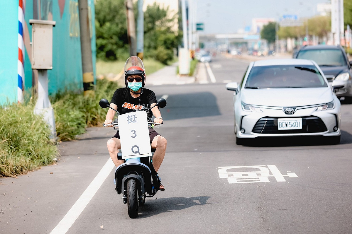 有支持者在機車上掛了「挺3Q」的看板。 陳柏惟服務處/提供