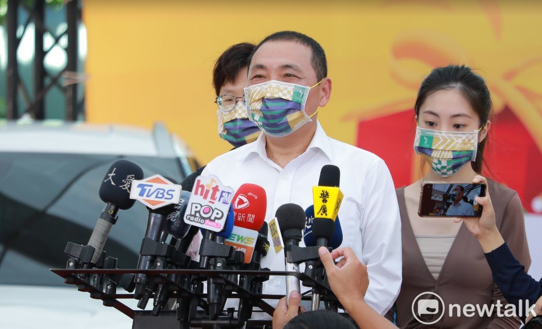 侯友宜率先捐出20萬元，呼籲各界也一起發揮大愛，由新北愛心大平台統籌「高雄城中城大火案」善款交由高雄市政府慰助傷亡者。 圖：林昀真/攝