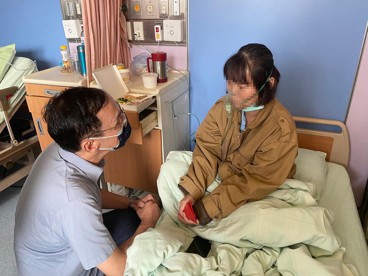 國民黨主席朱立倫前與高雄探視火災傷患。 圖：國民黨文傳會/提供