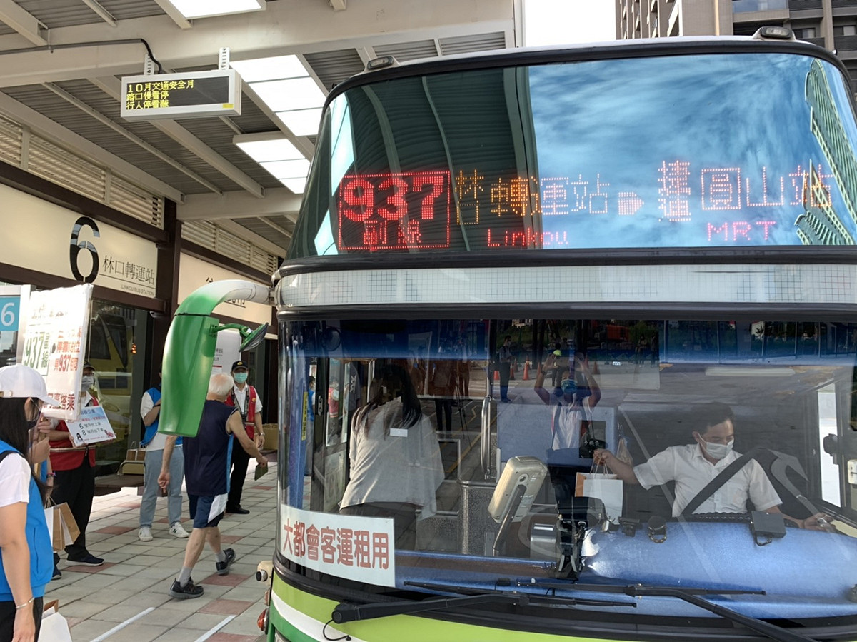 6時許已陸陸續續有要前往北市的上班族前來候車 圖：新北市交通局提供