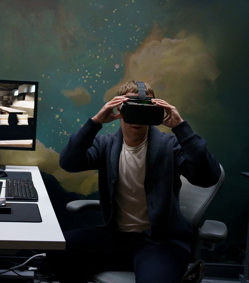 臉書創辦人祖克柏分享自己帶著VR裝置原型的照片。 圖：翻攝自Mark Zuckerberg臉書
