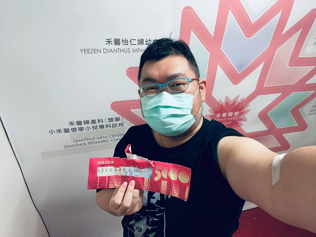 網紅四叉貓數度自費進行高端疫苗施打後抗體檢驗。 圖：翻攝自四叉貓臉書