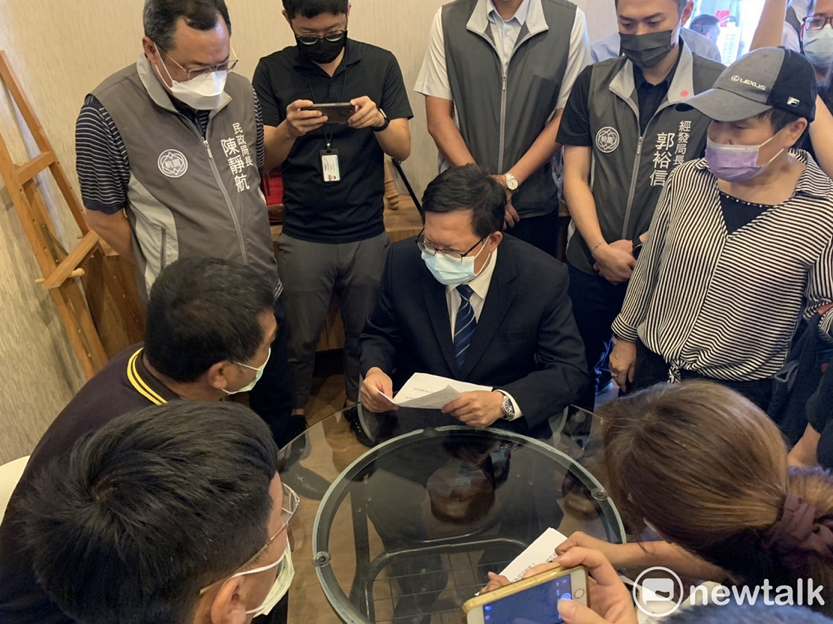 鄭文燦聽取罹難司機家屬心聲，強調市府一定會徹底調查。 圖：林昀真／攝