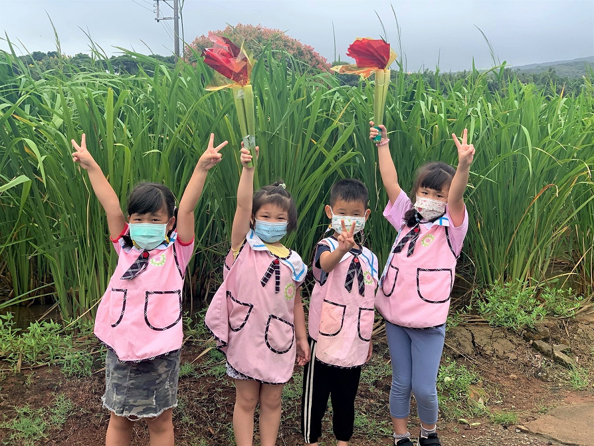 三芝幼兒園學童以三芝筊白筍做為聖火，不少網友直呼卡哇伊。 圖：新北市政府新聞局/提供