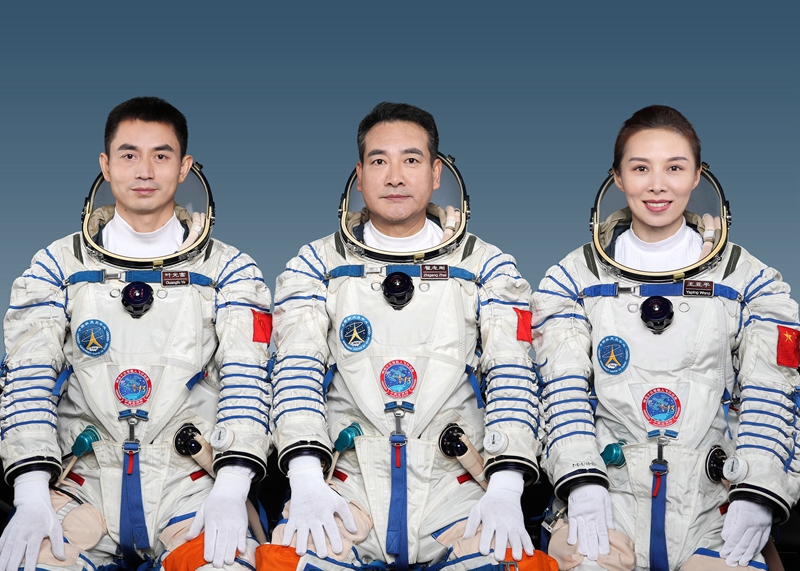 中國大陸神舟十三號載人飛行任務，翟志剛（中）、王亞平（右）、葉光富（左）3名太空組成飛行乘組，將於16日零時23分發射升空。 圖：翻攝新華網