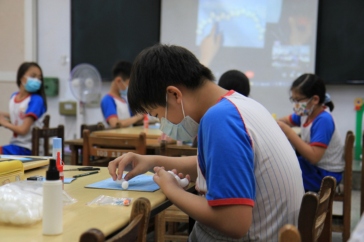 三芝國小學生透過「校園瘋文資」線上課程認識三芝石滬，認真DIY製作石滬實驗模型。 圖：新北市文化局提供