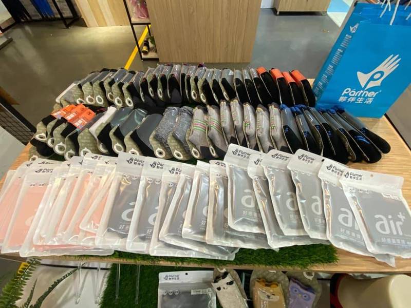 王浩宇徹夜準備物資，將大批換洗內褲、襪子送到災民手上，卻被檢舉賄選。 圖：翻攝王浩宇臉書
