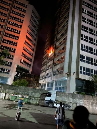 新北市汐止區大同路一段上的經緯中心大樓今天（16日）清晨4點多發生火警。 圖：翻攝汐止集團臉書