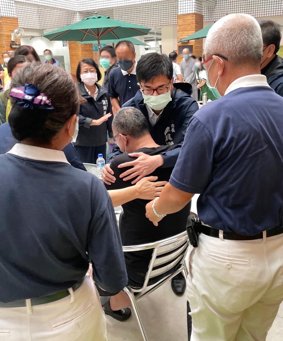 高雄市長陳其邁持續到醫院慰問傷者，並至殯儀館關懷家屬。 圖/陳其邁粉絲專頁