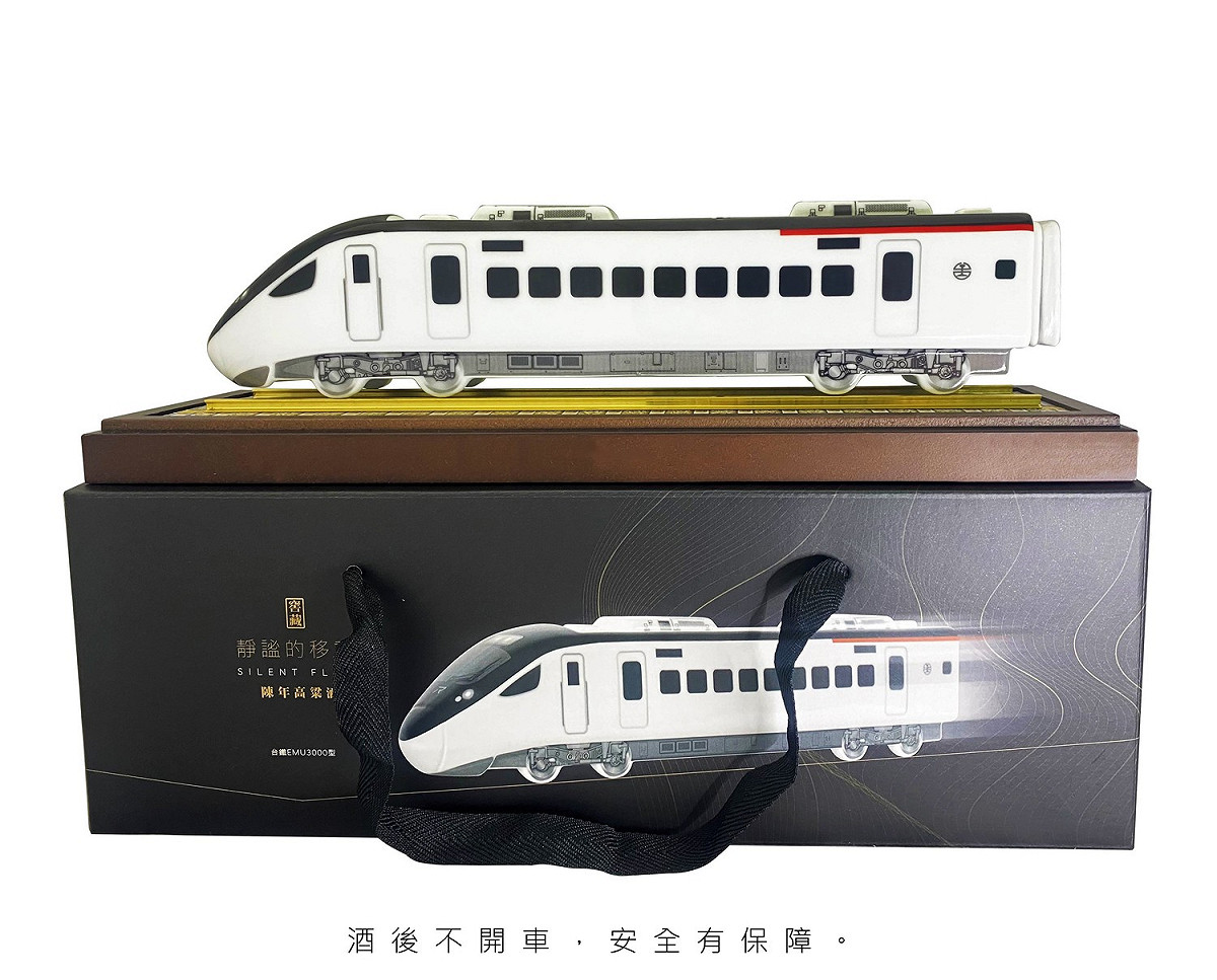 台鐵今（16）日開賣EMU3000型城際列車紀念酒。 圖：台鐵／提供（資料照片）