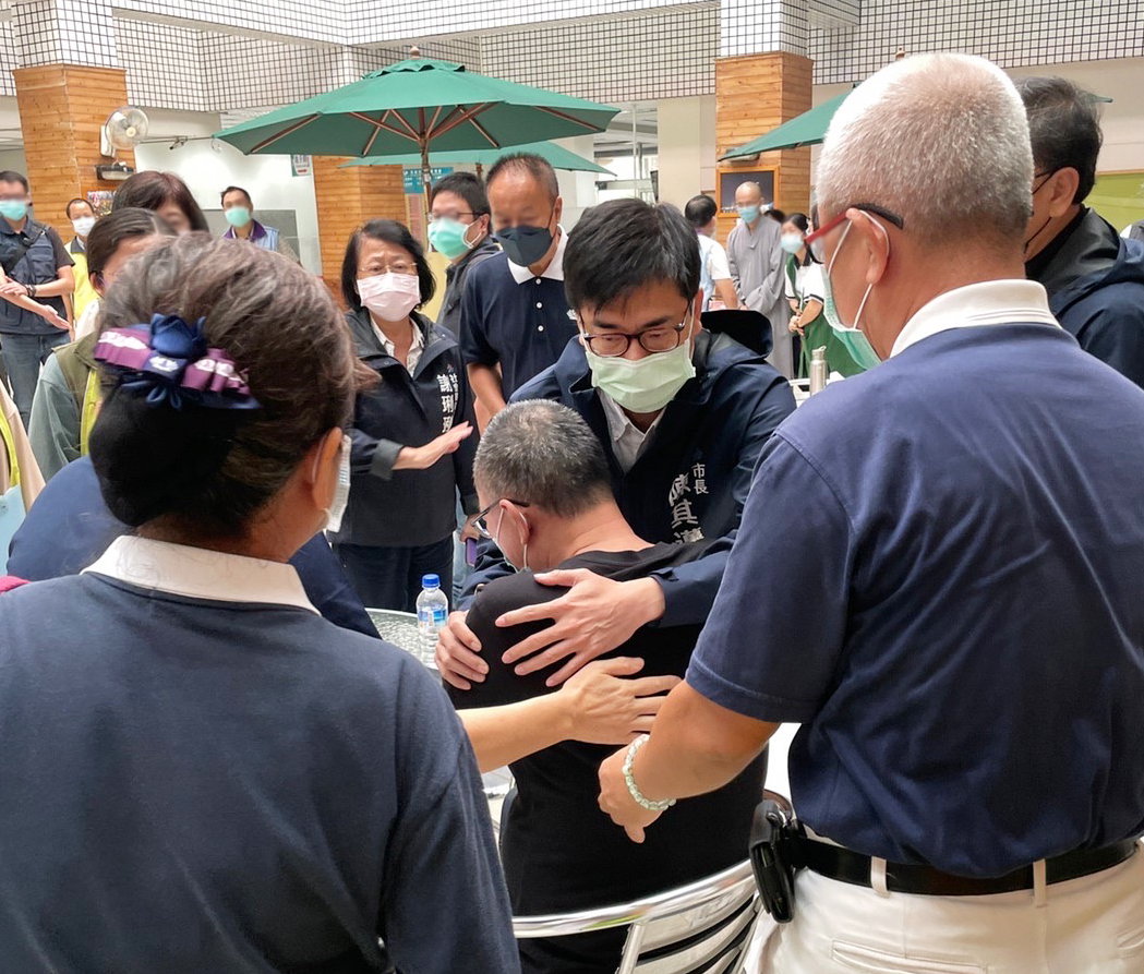 陳其邁連日赴醫院探視火災傷患。 圖：高雄市政府提供