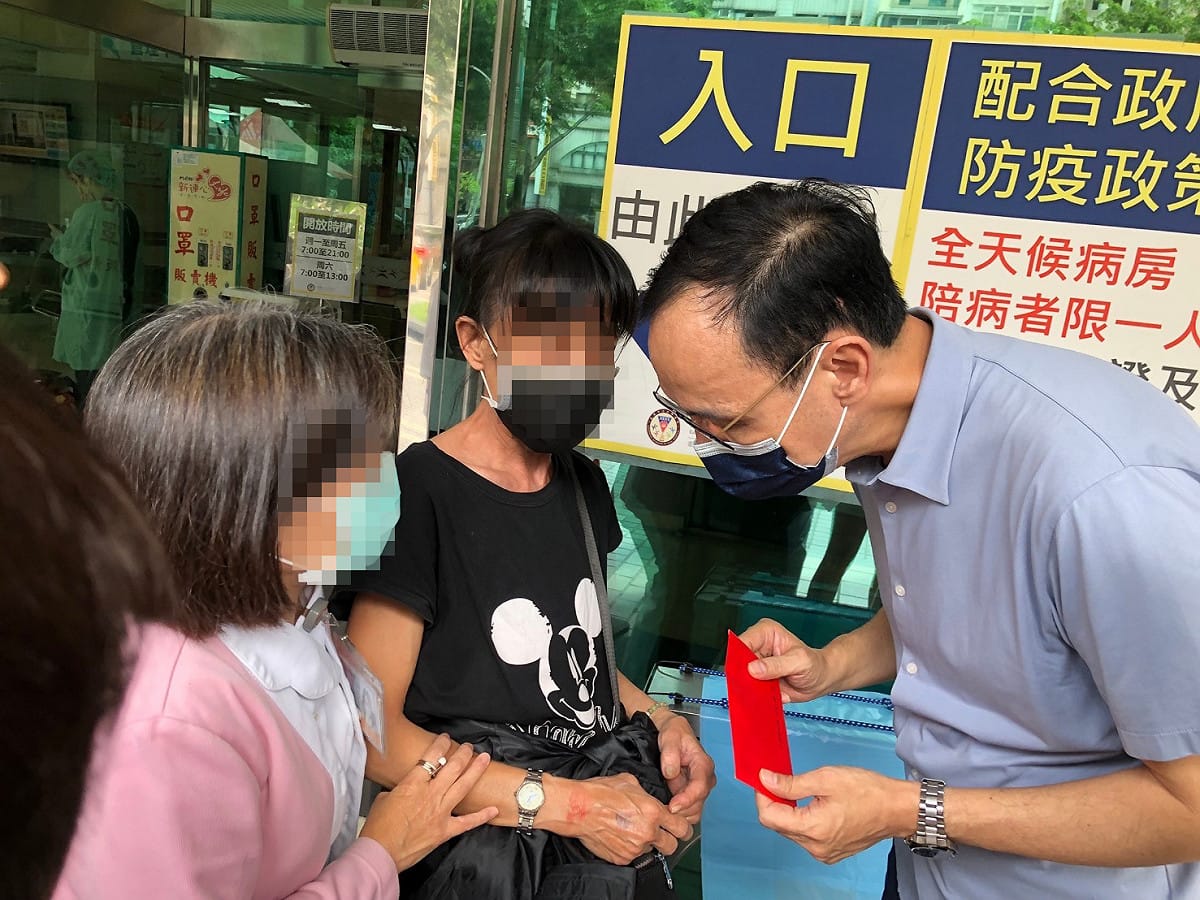 朱立倫昨天赴高雄大同醫院慰問城中城火警傷患，因被院方拒絕入院，只在門口致贈慰問金給傷患家屬。 圖：國民黨文傳會/提供