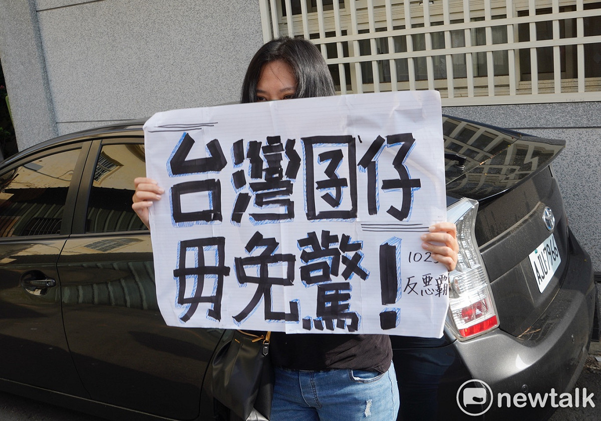 一位支持者自製手舉牌，以行動支持陳柏惟。 圖：張良一/攝
