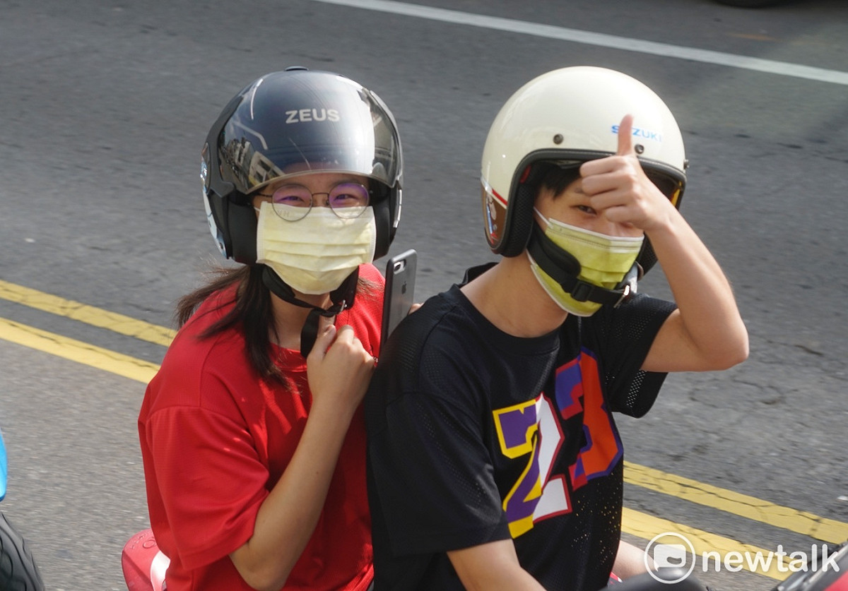 一位機車騎士比出大姆指手勢向陳柏惟表達支持之意。 圖：張良一/攝