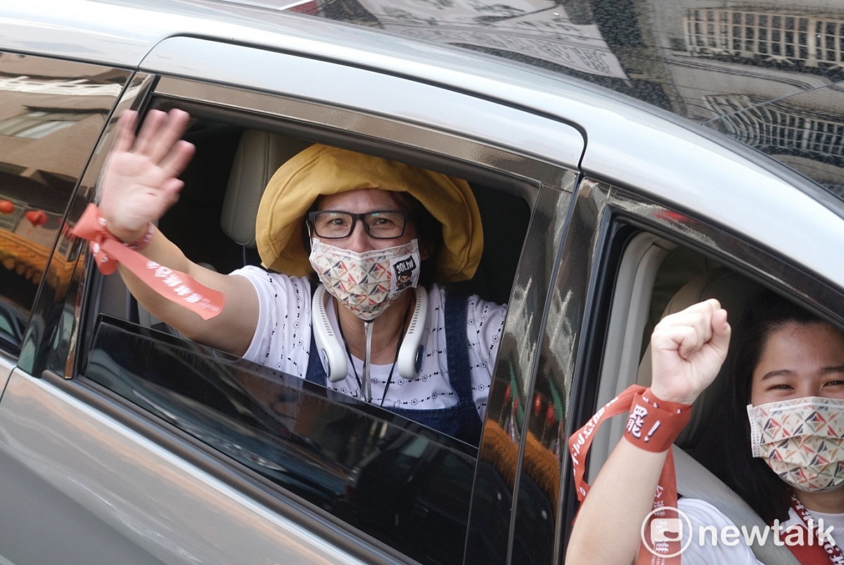 兩位支持者揮手向陳柏惟表達支持之意。 圖：張良一/攝