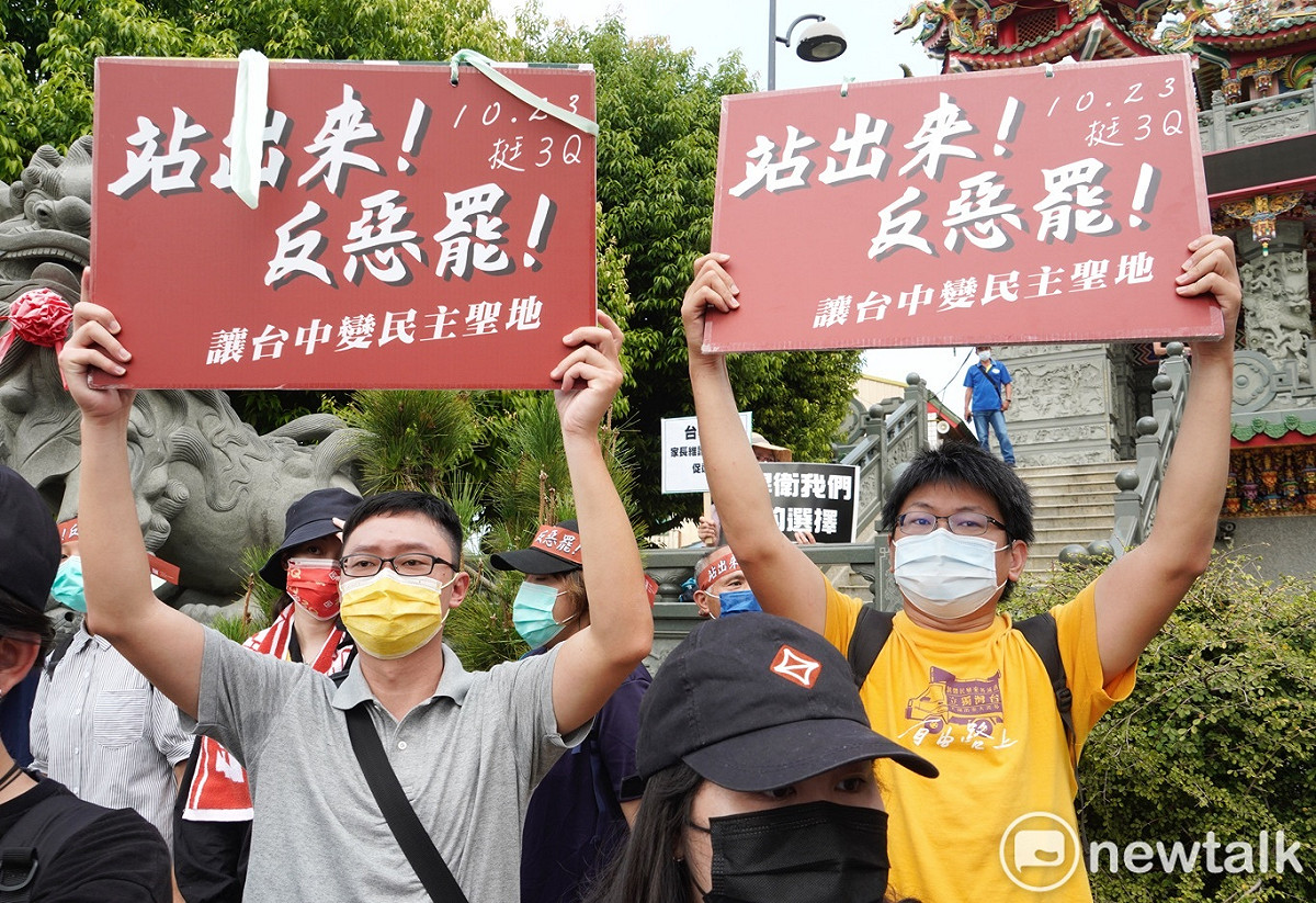 支持者在龍井龍泉岩祖師廟前高舉反惡罷手舉牌，反對罷免立委陳柏惟。 圖：張良一/攝
