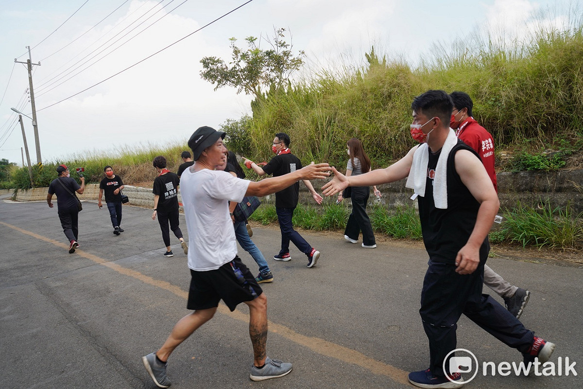一位支持者跑到陳柏惟面前和他握手。 圖：張良一/攝
