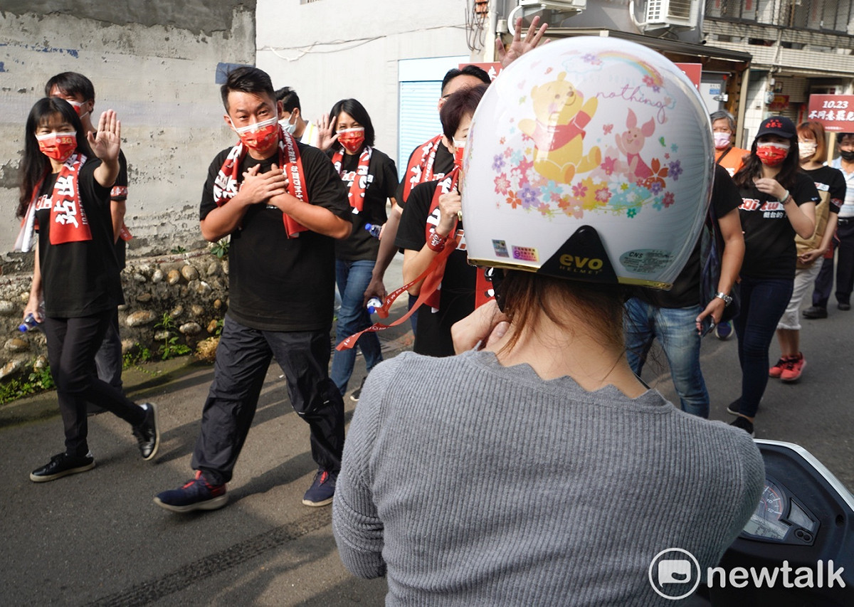 陳柏惟雙手交叉胸前向一位支持者致意。 圖：張良一/攝