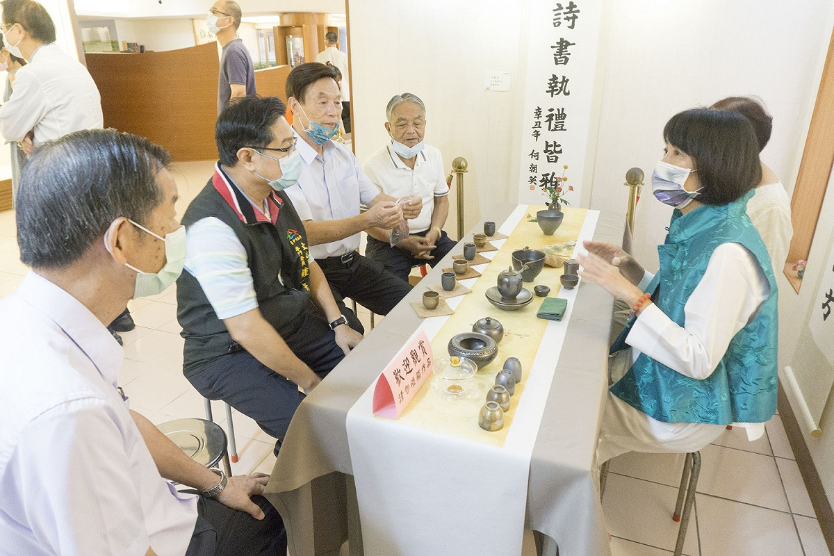 貴賓們品嘗專業茶師的茶席。 圖：萬和宮/提供