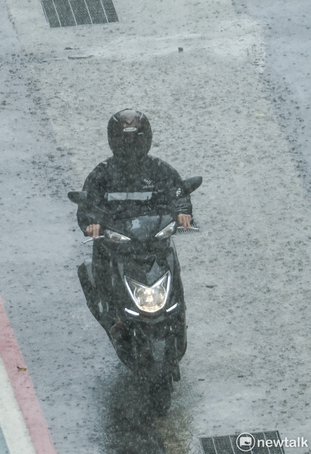 受到東北風及午後對流影響，氣象局對7縣市發布大雨特報。 圖：張良一/攝