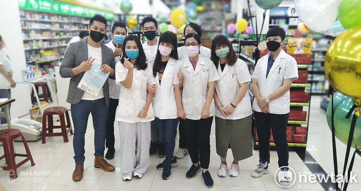 久億執行長林冠丞(左一)與美術店員工。 圖：孫家銘/攝