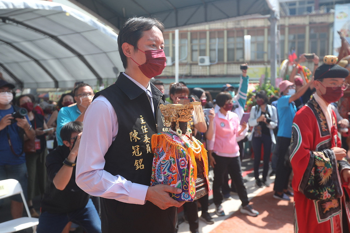 旗津天后宮主委陳冠銘奉媽祖入火安座。 圖：旗津天后宮提供