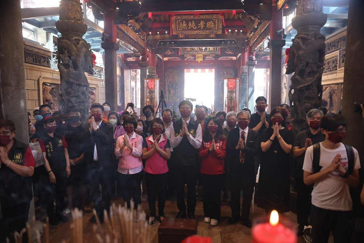 各界貴賓虔誠向媽祖祝禱。 圖：旗津天后宮提供