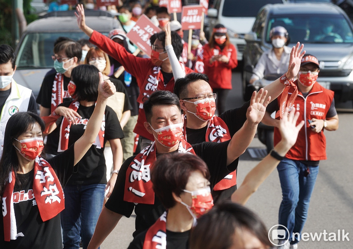 陳柏惟在支持者陪同下向龍井的市民揮手致意，請其支持反罷免投票。 圖：張良一/攝