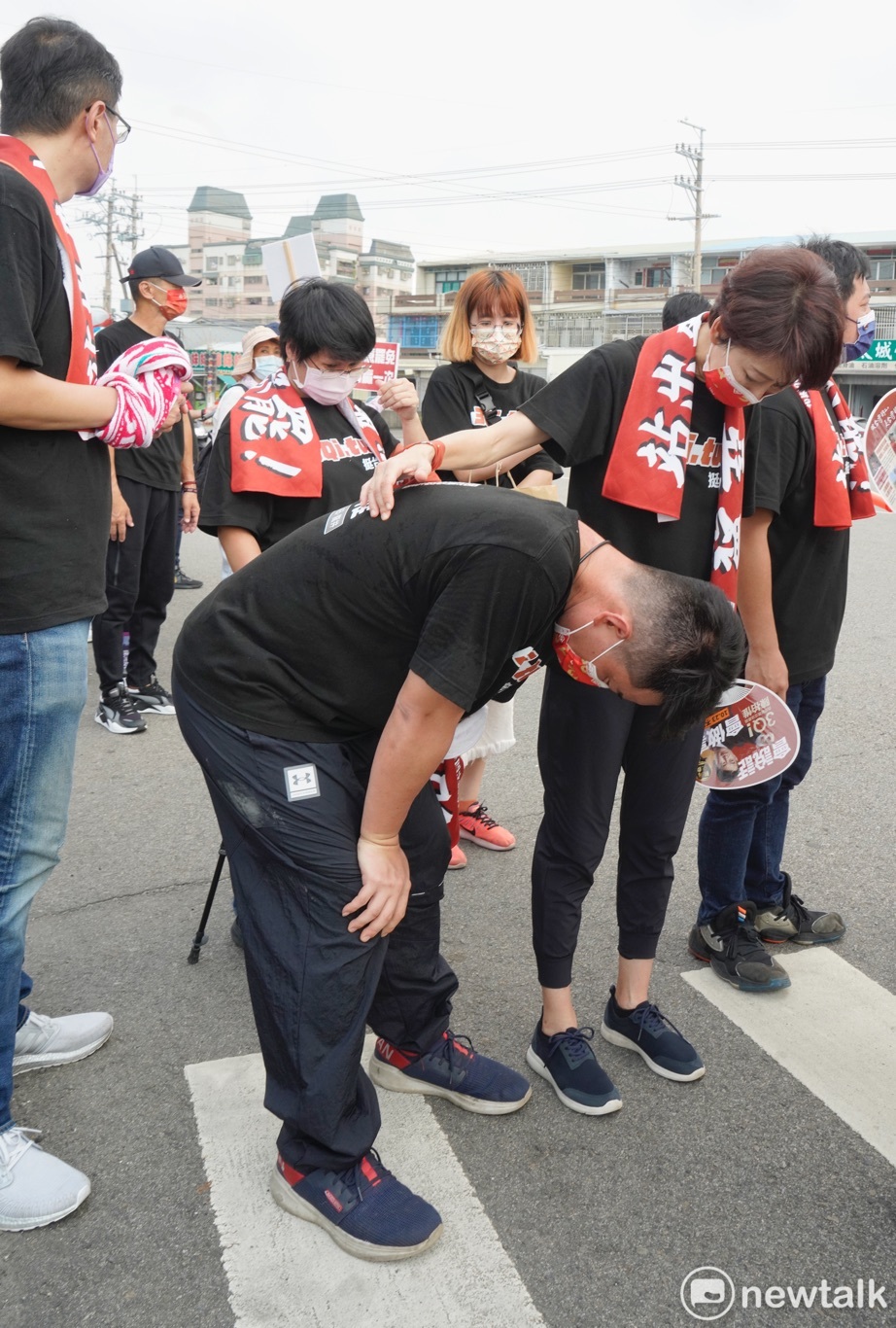 陳柏惟上午苦行走了將近10公里，接近中午時，在高溫下，體力明顯不支，一起陪走的民進黨立委陳亭妃關心陳的身體狀況。 圖：張良一/攝