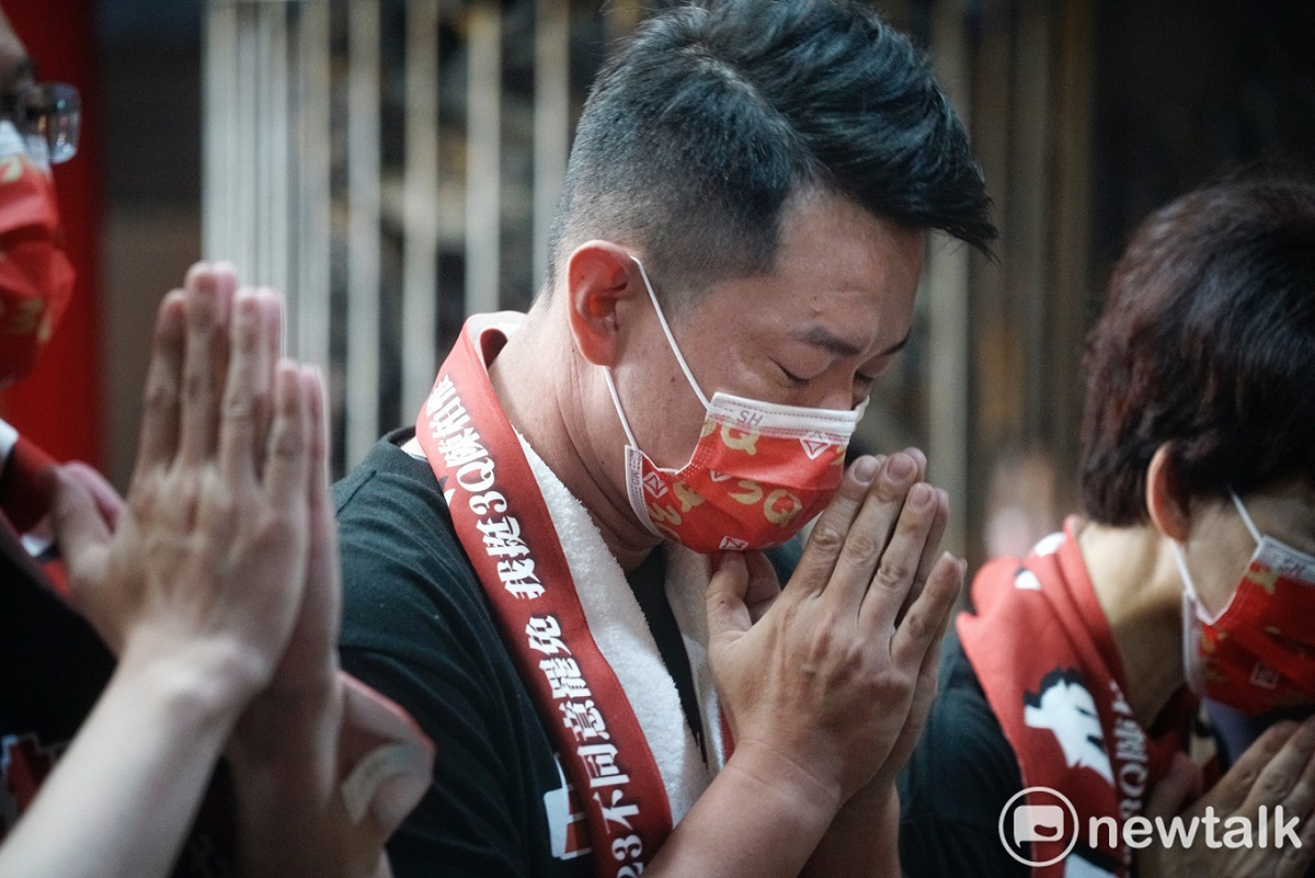 陳柏惟上午進行苦行行動前、雙手合十向神明祈禱。 圖：張良一/攝