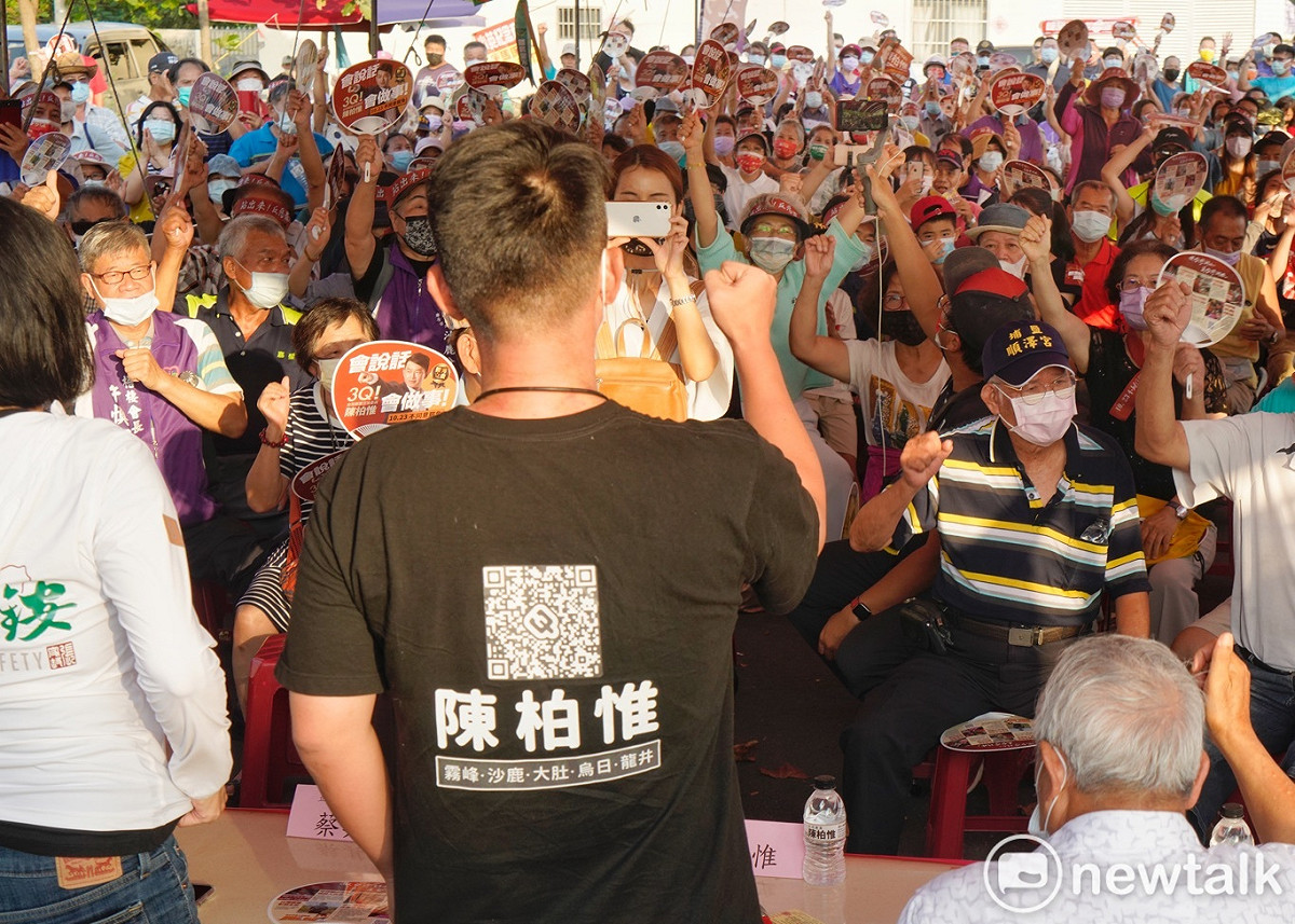 陳柏惟下午在龍井的一場座談會上和支持者相互加油打氣。 圖：張良一/攝