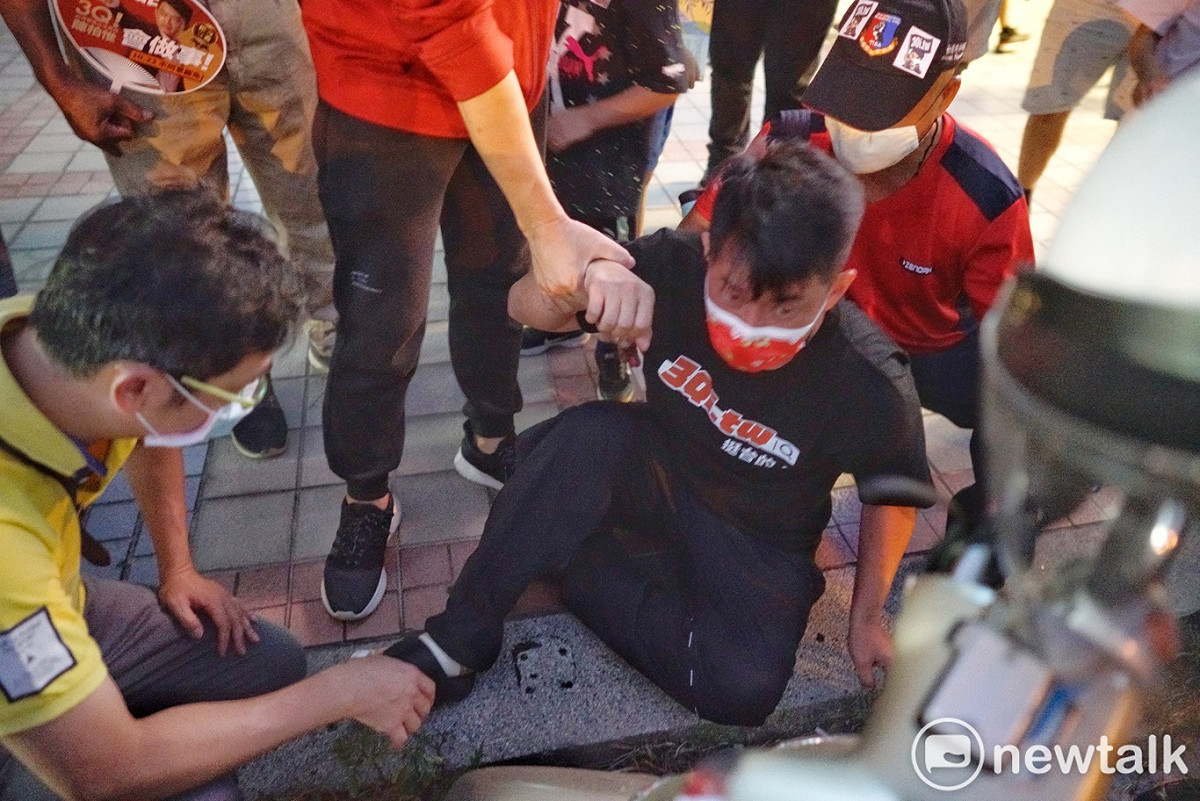 陳柏惟傍晚在沙鹿服務處的行程結束後，又因為腳抽筋，再度跌坐在地上。 圖：張良一/攝